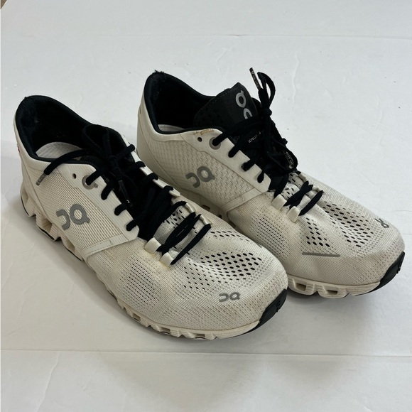 On On Cloud Running Sneakers Women Size 8 White and Black - Picture 1 of 8